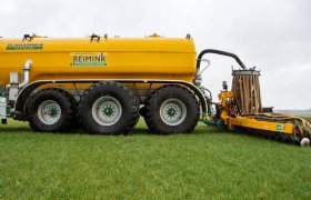 Loonbedrijf rijdt met lichtgewicht kunststof mesttank