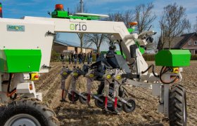 Zeeuwse studenten maken kennis met twee schoffelrobots