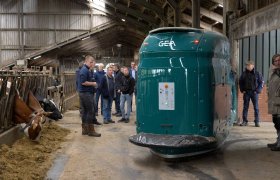 Melkveehouder voert zijn koeien automatisch met voerrobot