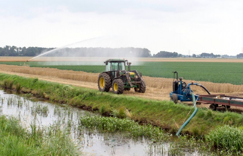 Ruitenwissers+helpen+boer+bij+beregenen