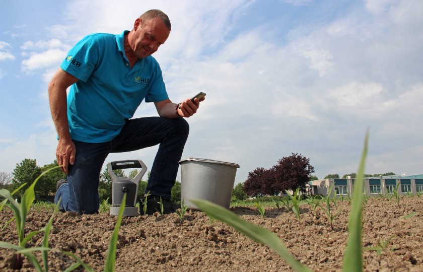 Teeltadviseur Geert Horlings van het HLB demonstreert de draagbare bodemscanner.
