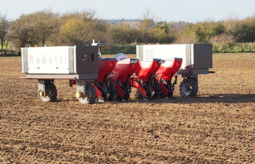 De Dino weegt 800 kilo en kost zo’n 90.000 euro. De machine kan 3 tot 5 hectare schoffelen per dag.
