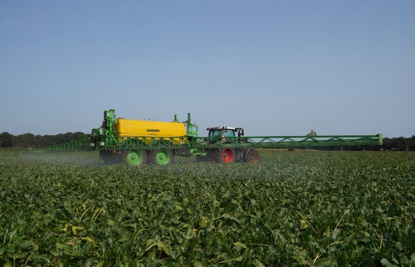 Veldspuit+stuurt+en+spuit+op+plantniveau