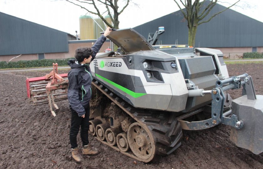 Met een afstandsbediening is de 6 ton zware robot naar het veld te rijden, waarna hij autonoom aan de slag gaat.