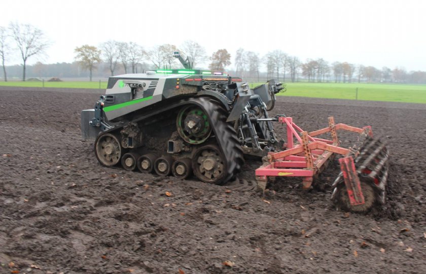 Inmiddels heeft het eerste prototype al 350 uur op de teller en is er al 280 hectare bewerkt met diverse machines.