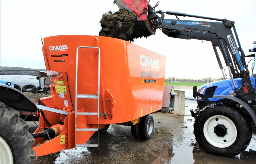 Voorop de wagen is een brede trap gemonteerd en de kast van de weeginrichting is goed te zien.