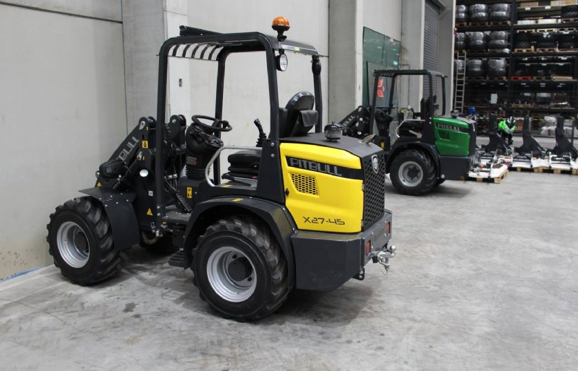 In plaats van een Kubota-driecilinder wordt er een viercilinder gemonteerd bij de diesels.

