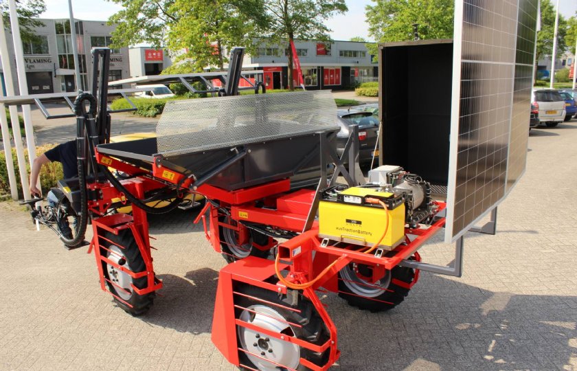 Achterop de selectiewagen zijn de 48 volt lithium-ion accu en elektromotor geplaatst.