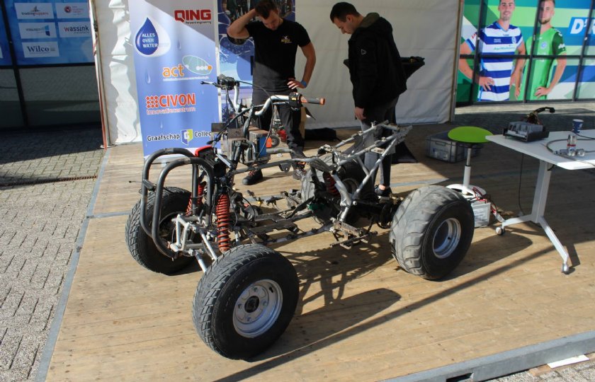 Studenten van het Civon Innovatiecentrum uit Doetinchem sleutelen aan een quad die rijdt op waterstof.
