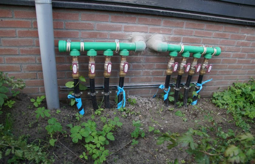 Vier grondboringen van 150 meter diep dienen als 'warmteaccu' voor de installatie.