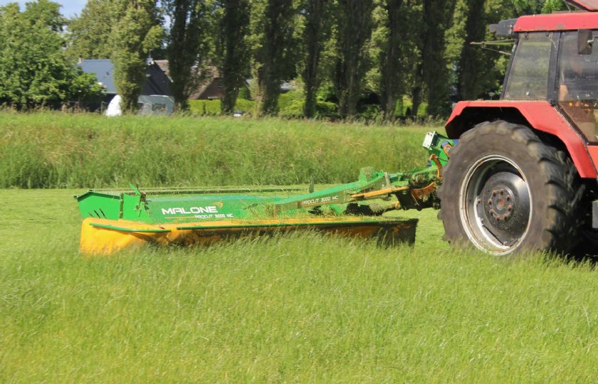 De maaier met kneuzer zit goed in elkaar. Een frontmaaier met kneuzer is er niet bij Malone.