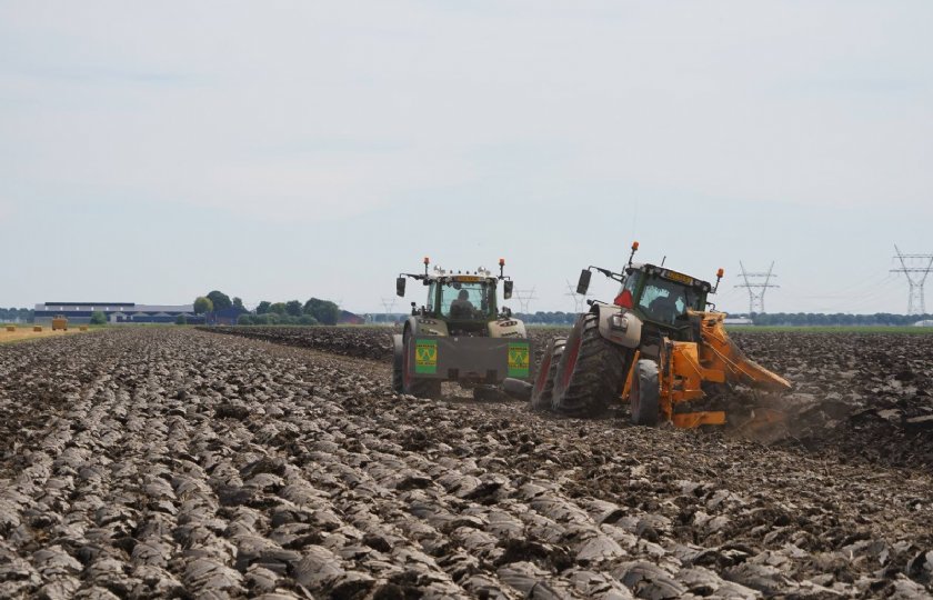 Lelystads+akkerbouwbedrijf+ploegt+grond+ruim+1+meter+diep