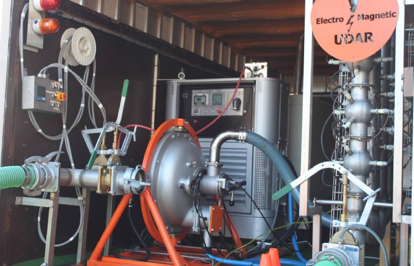 Het interieur van de mobiele installatie van Udar. In het oranje frame wordt het magnetisch veld gecreeerd. Rechts het buizenstelsel met 58 elektroden.