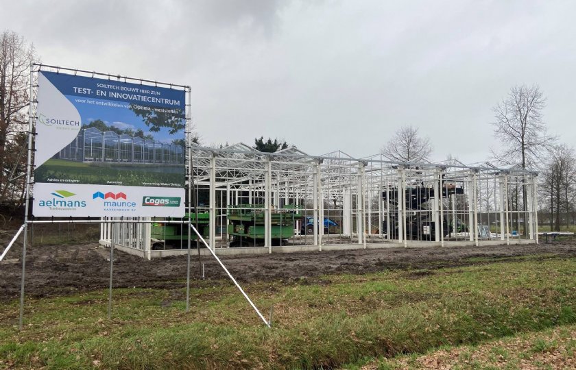 Soiltech is onlangs gestart met de bouw van de onderzoekskas die 30 bij 20 meter wordt. De ruimte wordt zowel voor kassen als testruimtes gebruikt.