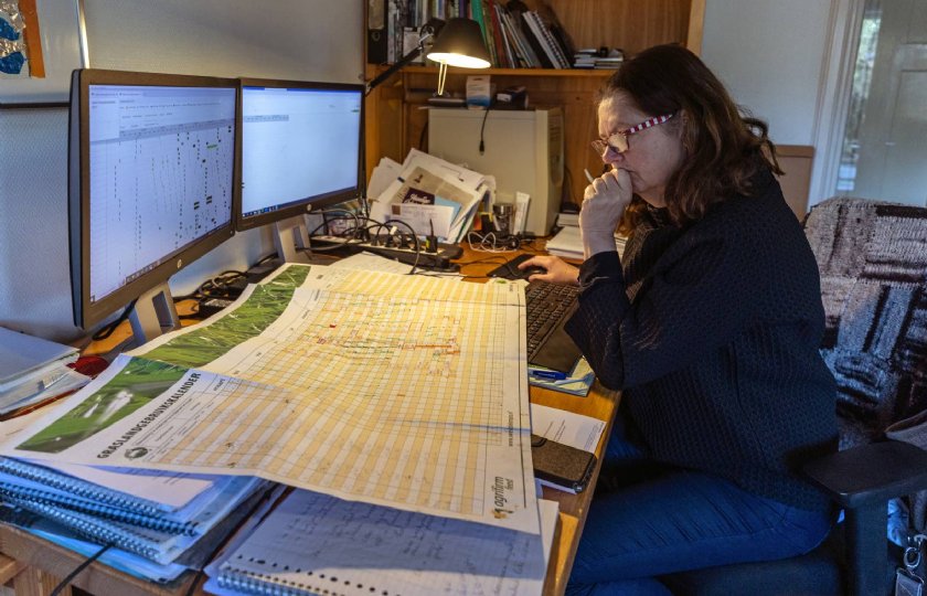 Greet Ruitenberg besteedt veel tijd aan het invoeren, verzamelen, analyseren en interpreteren van de data in de digitale graslandkalender.