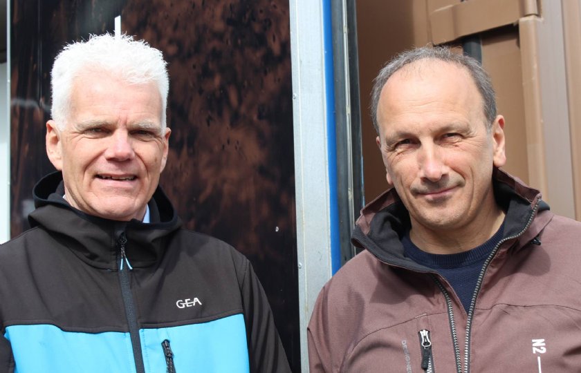 Harm Ypma (links) van GEA en Henk Aarts van N2 Applied werken samen in het project rond de Manure Enricher.