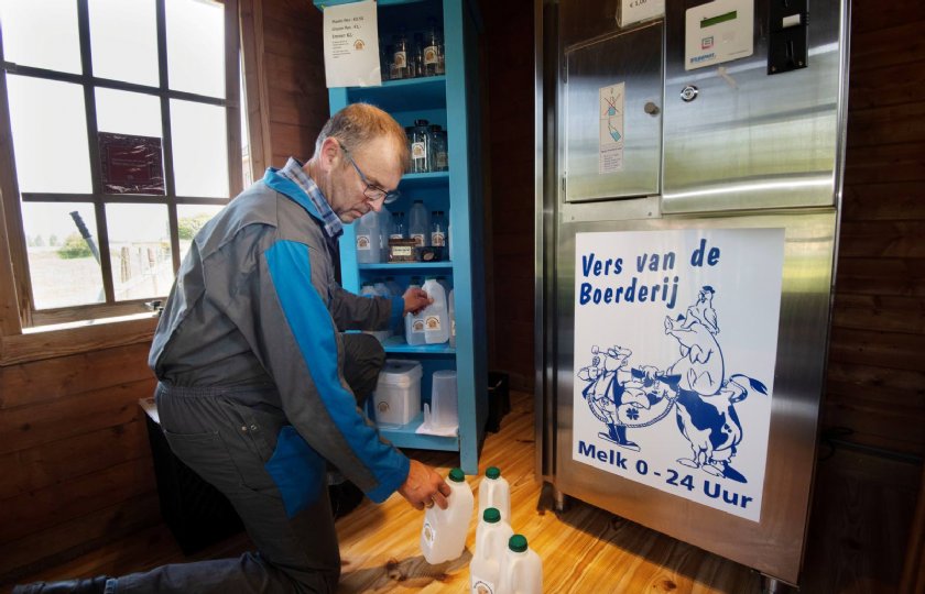 Henri Kuijt verkoopt een deel van de melk vanaf de boerderij.