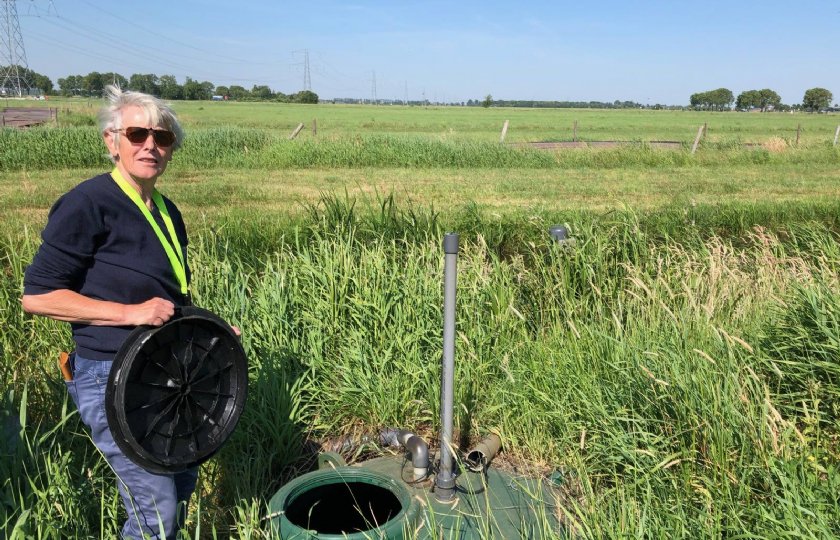 Projectleider Rolia Wiggelinkhuijsen bij een meetpunt.